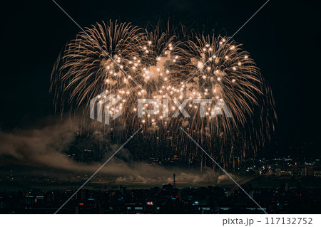 夜空に舞う打ち上げ花火 117132752