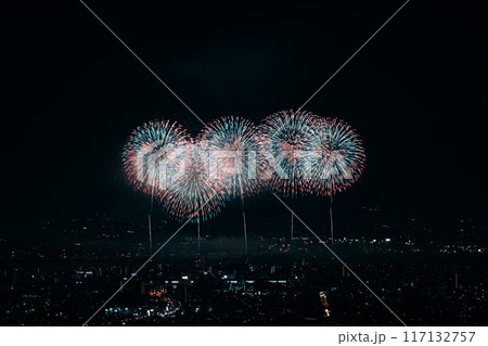 夜空に舞う打ち上げ花火 夜空に舞う打ち上げ花火 117132757