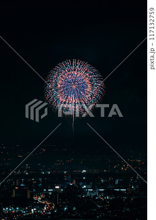 夜空に舞う打ち上げ花火 117132759
