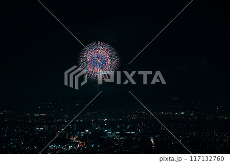 夜空に舞う打ち上げ花火 117132760