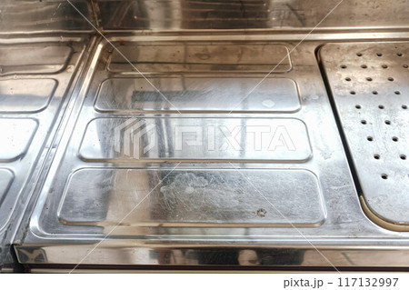 掃除前で汚れがたくさんな古い古民家台所の流し Old kitchen sink not clean 117132997