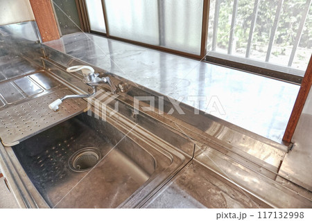 掃除前で汚れがたくさんな古い古民家台所の流し Old kitchen sink not clean 掃除前で汚れがたくさんな古い古民家台所の流し Old kitchen sink not clean 117132998
