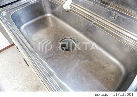 掃除前で汚れがたくさんな古い古民家台所の流し Old kitchen sink not clean 117133001