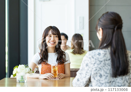 カフェでくつろぐ若い女性 カフェでくつろぐ若い女性 117133008