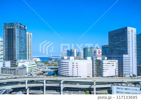 日本の横浜都市景観　横浜駅前。横浜ベイクォータやそごう横浜、賑わうKアリーナなどを望む＝8月4日 117133695