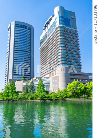 大阪市北区天満橋　桜宮公園から見る大川と大阪アメニティパーク 117133796