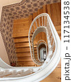 お洒落な洋館の螺旋階段と白い手すり 117134538