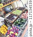 マーケットで売られる色とりどりの果物 117134539