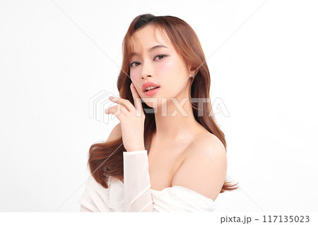 Beautiful young asian woman with clean fresh skin on white background, Face care, Facial treatment, Cosmetology, beauty and spa, Asian women portrait. Beautiful young asian woman with clean fresh skin on white background, Face care, Facial treatment, Cosmetology, beauty and spa, Asian women portrait. 117135023