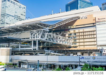 大阪市北区梅田　JR大阪駅とノースゲートビルディング　東口からの景色 117135138