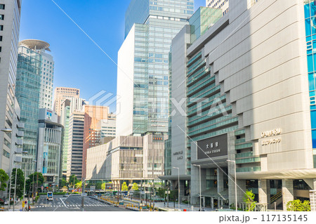 大阪市北区梅田　阪急阪神連絡デッキから見るJR大阪駅（中央南口）とJPタワー大阪 117135145