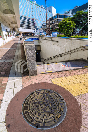 日本の横浜都市景観　横浜市営地下鉄ブルーライン横浜駅出入口2前の歩道にあるマンホール＝8月4日 117135173