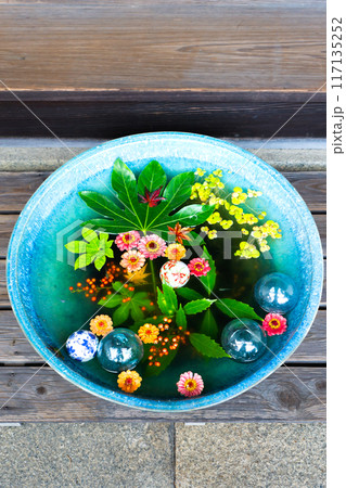 京都府長岡京市　西山　楊谷寺 (柳谷観音)　花手水（本堂の縁側） 117135252