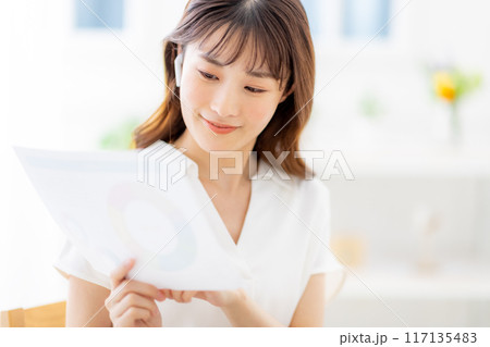 リモート　女性　ビジネス　家 117135483