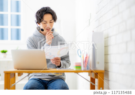 テレワーク　男性　ビジネス 117135488