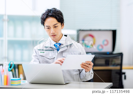 男性　作業着　オフィス 117135498