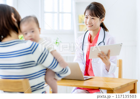 女性 医者 小児科 女性 医者 小児科 117135503