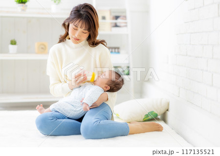 夜中にミルクをあげる疲れた女性 117135521