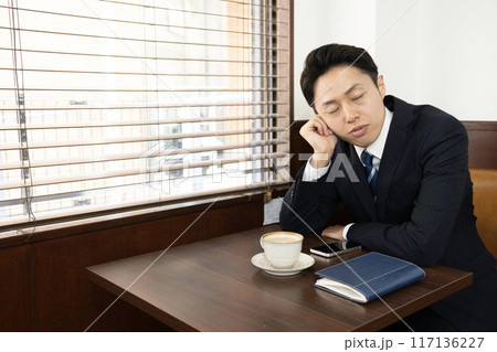 カフェで休憩する営業マン カフェで休憩する営業マン 117136227