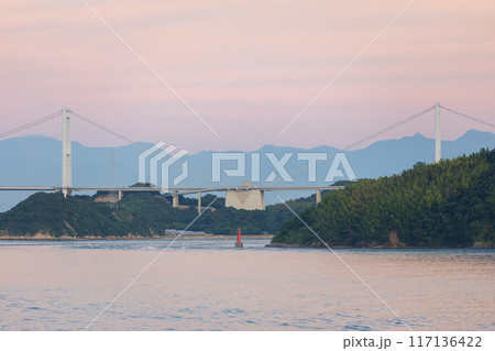 夏の瀬戸内海、来島海峡と来島海峡大橋の夕景 夏の瀬戸内海、来島海峡と来島海峡大橋の夕景 117136422