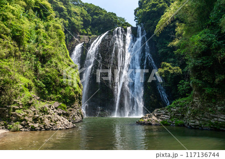 姶良市の網掛川から見上げる龍門滝（横構図） 117136744