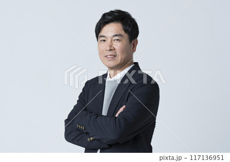 腕組みをする50代男性 腕組みをする50代男性 117136951