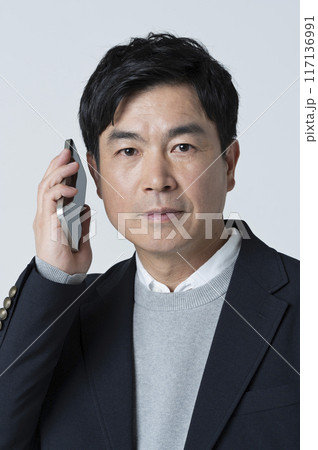 電話をする50代男性 電話をする50代男性 117136991