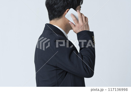 電話をする50代男性の横顔 電話をする50代男性の横顔 117136998