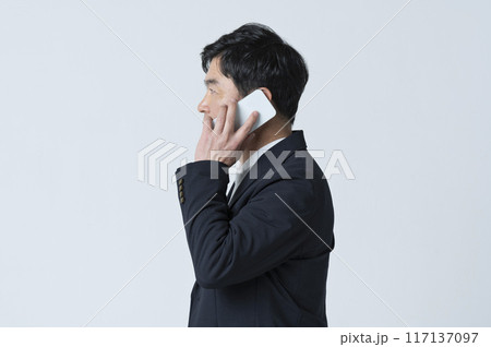 電話をする50代男性の横顔 電話をする50代男性の横顔 117137097