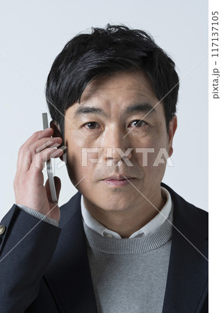 電話をする50代男性 117137105