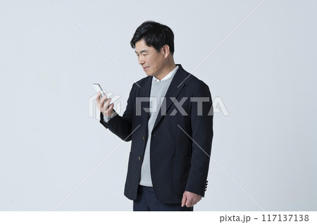 スマートフォンを使う50代男性 117137138
