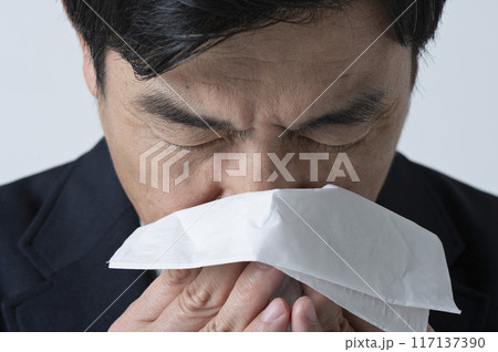 鼻をかむ50代男性 117137390