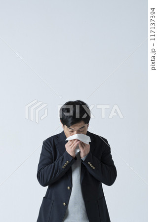 鼻をかむ50代男性 117137394