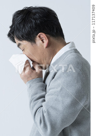鼻をかむ50代男性 鼻をかむ50代男性 117137409