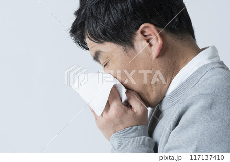 鼻をかむ50代男性 鼻をかむ50代男性 117137410