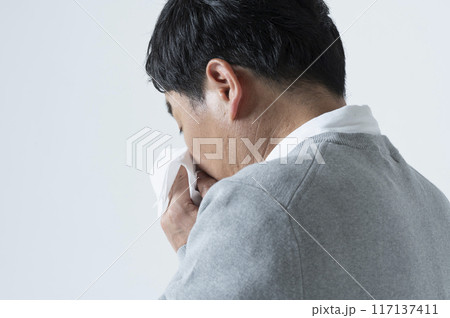 鼻をかむ50代男性 鼻をかむ50代男性 117137411