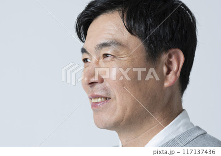 50代男性のポートレート 117137436