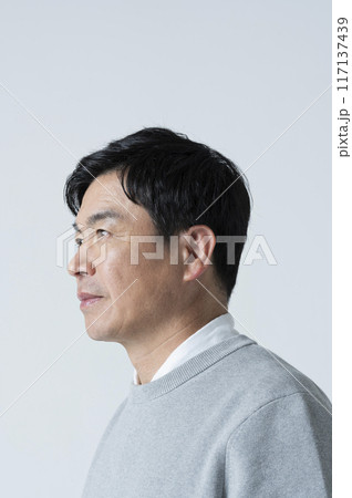 50代男性のポートレート 117137439