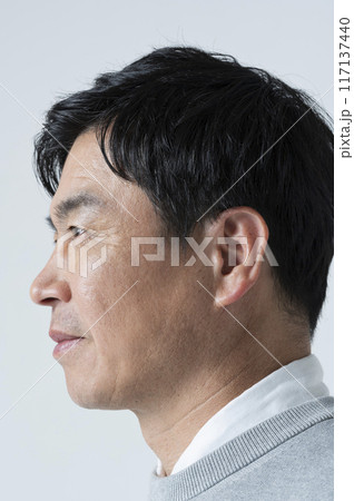 中年男性の顔のクローズアップと穏やかな表情 中年男性の顔のクローズアップと穏やかな表情 117137440