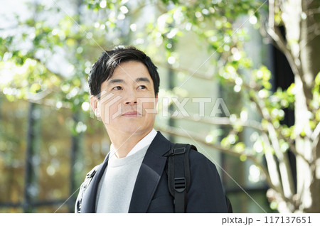 街中を歩く50代男性 街中を歩く50代男性 117137651