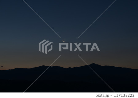 北杜市白州町から見る奥秩父山塊上の月齢28.0の細い有明の月 北杜市白州町から見る奥秩父山塊上の月齢28.0の細い有明の月 117138222