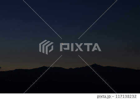 北杜市白州町から見る奥秩父山塊上の月齢28.0の細い有明の月 117138232