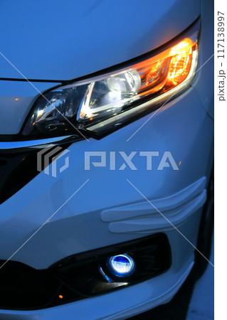 車のヘッドライト 車のヘッドライト 117138997