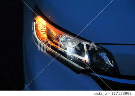 車のヘッドライト 117138998