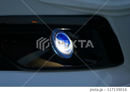 車のヘッドライト 117139018