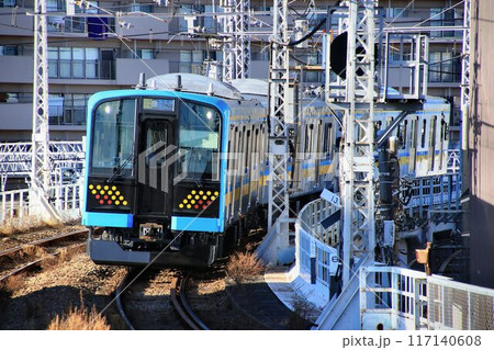 昭和の面影を残す『鶴見線』に現れた令和の新車… E131系 117140608