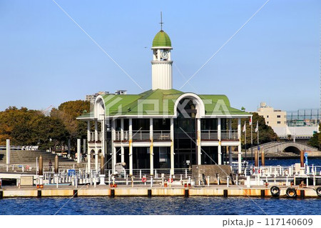 日本初の海上浮体式ターミナル… 『よこはま・みなとみらい海の駅』の【ぷかりさん橋】】 117140609