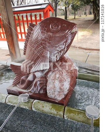 神社の境内にある鯛 117141816