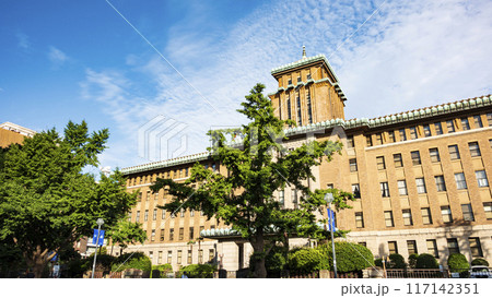 青空に映える洋風建築（神奈川旧県庁） 117142351
