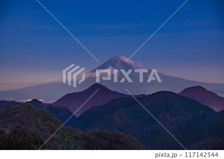 【静岡県】伊豆の山中から望む富士山の夜明け 117142544